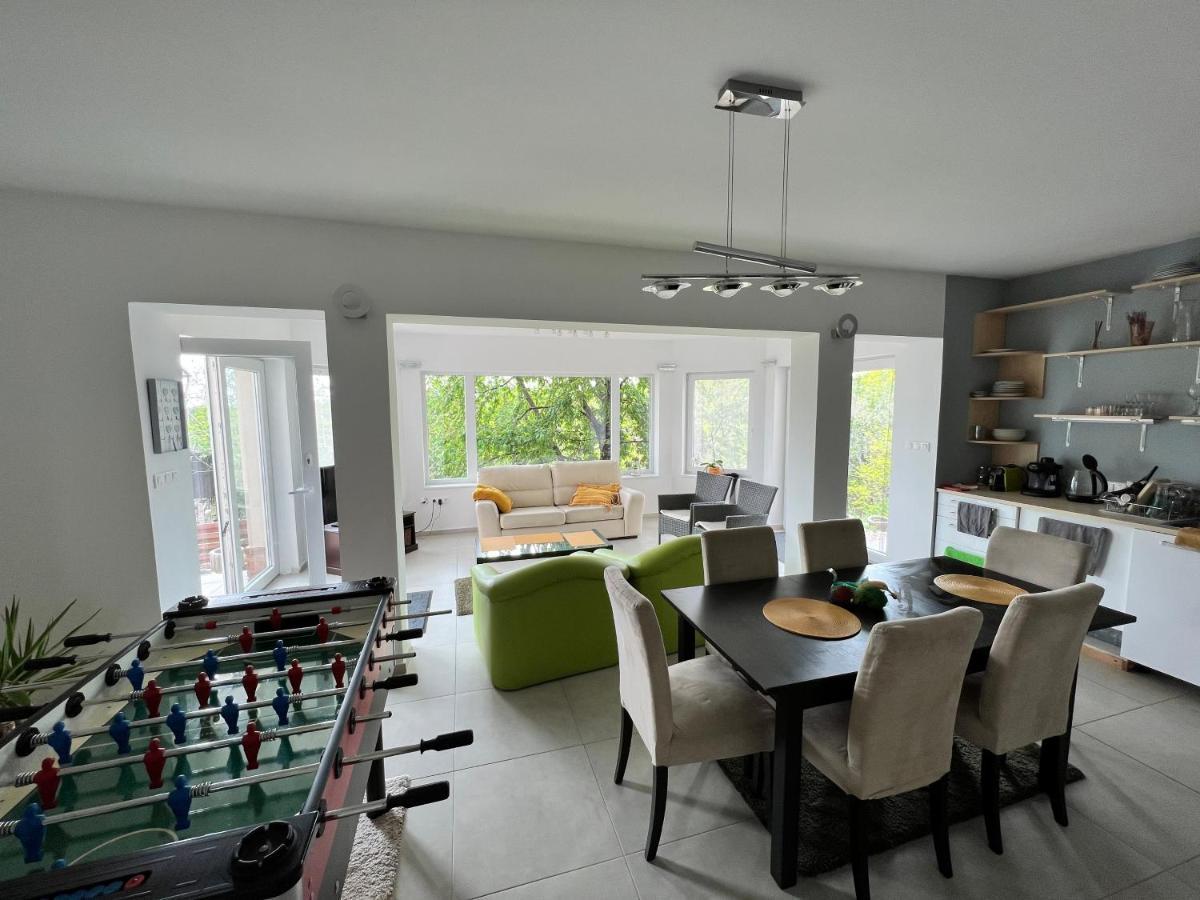 Apartment 'new' Sunkissed On The Old Hill *